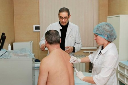 Пациент и два врача в кабинете